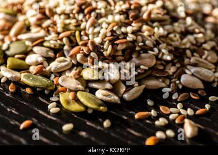 Gewürze: Gemischte Samen - Kürbis, Sesam, Sonnenblumen, Flachs. Das gesunde Essen. Stockfoto