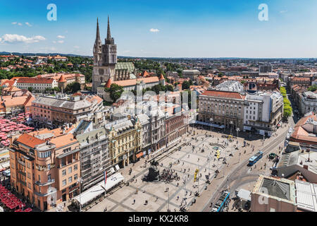 Die Kathedrale von Zagreb ist eines der höchsten Gebäude in Kroatien. Die Türme sind 105 Meter hoch. Vor es ist die Ban-Jelacic-Quadrat, Zagreb Stockfoto