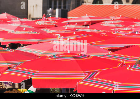 Die typischen roten Sonnenschirme sind auf dem Markt von Zagreb (Dolac) in der Nähe von Ban Jelacic Platz, Zagreb, Kroatien, Europa Stockfoto