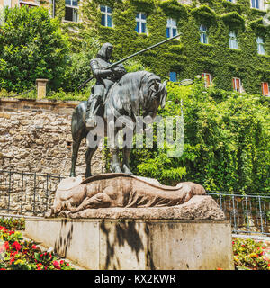 Die Statue des Heiligen Georg (Juraj) mit Erschlagenen Drachen befindet sich in der Oberen Stadt (Gornji Grad), in der Nähe des steinernen Tor (Kamenita vrata), Zagreb, Cro Stockfoto