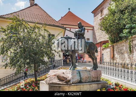 Die Statue des Heiligen Georg (Juraj) mit Erschlagenen Drachen befindet sich in der Oberen Stadt (Gornji Grad), in der Nähe des steinernen Tor (Kamenita vrata), Zagreb, Cro Stockfoto