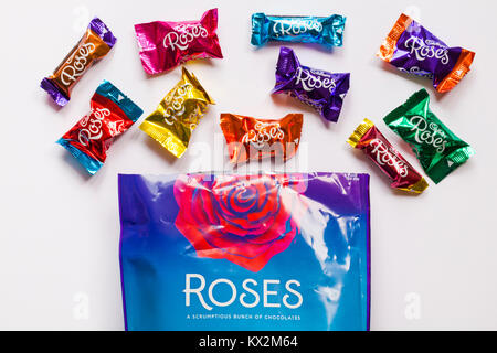 Paket von Cadbury Roses Pralinen geöffnet mit Inhalt auf weißem Hintergrund verschüttete verschüttete Cadburys Roses Auswahl ein paar Pralinen. Stockfoto