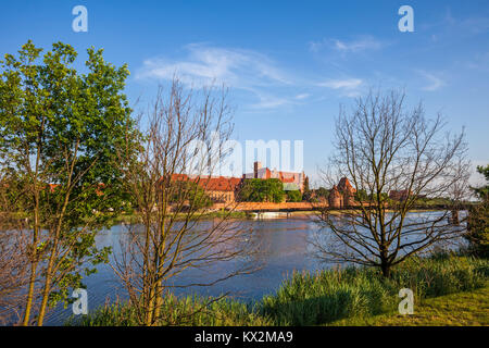 Fluß Nogat Bank mit der Marienburg des Deutschen Ordens im Hintergrund, Pommern, Polen, Europa. Stockfoto