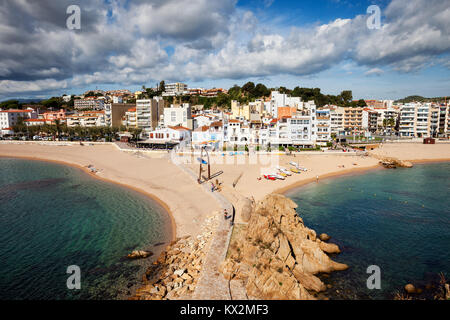 Strand und Stadtbild von Blanes, Küsten Ferienort an der Costa Brava in Katalonien, Spanien Stockfoto