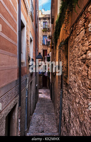 Schmale Gasse und Häuser im alten jüdischen Viertel - Der Ruf in Girona, Katalonien, Spanien Stockfoto