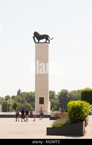 BRATISLAVA, SLOWAKEI - APRIL 2016 - Touristen Sightseeing lion Statue in Bratislava. Stockfoto