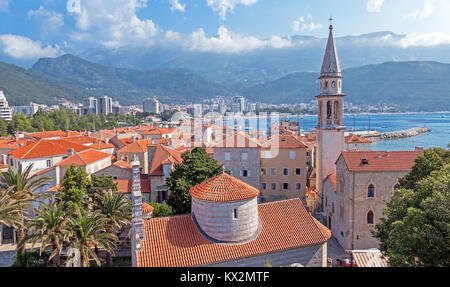 Kirche der Heiligen Dreifaltigkeit aus der Zitadelle in der Altstadt von Budva, Montenegro. Stockfoto