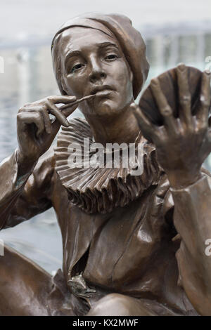 Bratislava, Slowakei - Mai 2016: Statue von Frau Anwendung Make-up in Eurovea shopping Center in Bratislava Slowakei Stockfoto