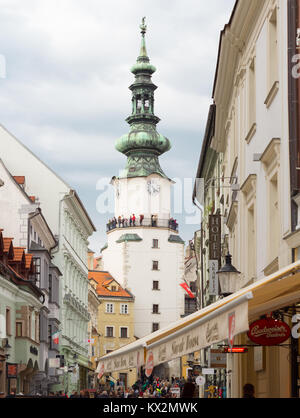 BRATISLAVA, SLOWAKEI - APRIL 2016 - Touristen Sightseeing auf Michalska Straße in der Altstadt von Bratislava entfernt. Stockfoto