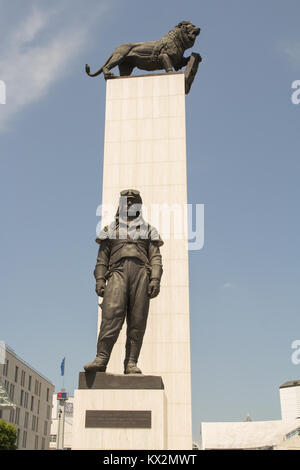 BRATISLAVA, SLOWAKEI - Mai 2016: Die Statue von General Milan Rastislav Stefanik Stockfoto