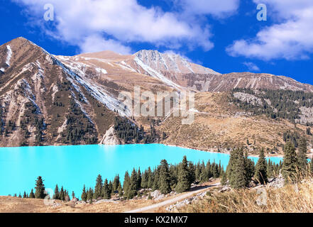 Emerald Big Almaty See im Herbst Saison. Stockfoto