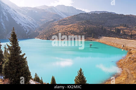 Emerald Big Almaty See im Herbst Saison. Stockfoto