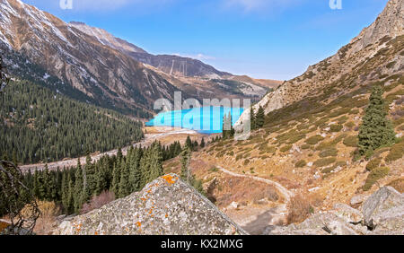 Spiel der Schatten auf dem Emerald Big Almaty See im Herbst Saison. Stockfoto