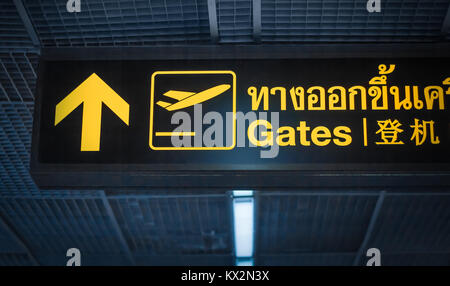 Zu den Toren directin Zeichen an der Thailand Flughafen Stockfoto
