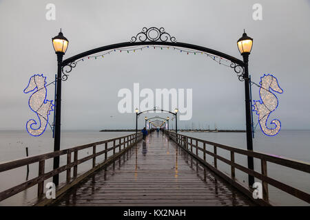 Einen grauen und regnerischen Tag auf dem Pier in White Rock, British Columbia. Stockfoto