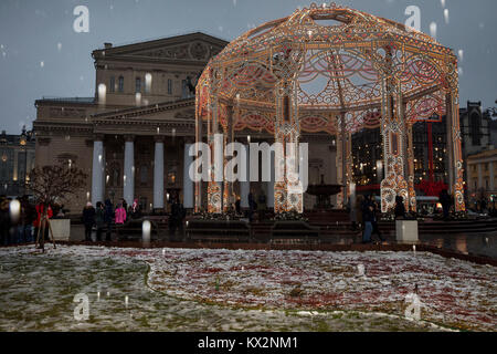 Blick auf die Fassade des Bolschoi-theater und leichte Installation während des Festivals "Reise zu Weihnachten' in centeral Moskau, Russland Stockfoto