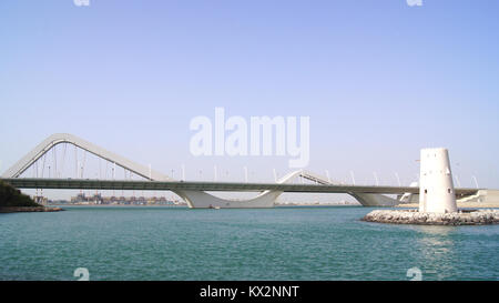 ABU DHABI, VEREINIGTE ARABISCHE EMIRATE - April 2nd, 2014: Horizontale Schuß von Sheikh Zayed Brücke Stockfoto