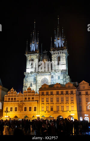 Kirche der Muttergottes vor dem Teyn, Prague Old Town Square, in der Nacht Stockfoto