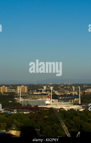 Blick über East Melbourne mit sporting Arenas in Yarra Park (Melbourne Cricket Ground - Zentrale) und Melbourne Park, Melbourne, Victoria, Australien Stockfoto