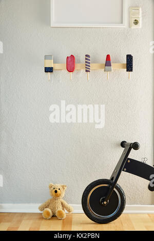 Kreative Baumschule popsicle Kleiderschrank Teddybären und Bike Stockfoto