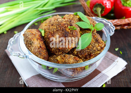 Kleine Fleisch Schnitzel in eine Glasschüssel auf einem dunklen Hintergrund. Stockfoto