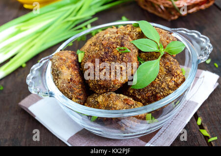 Kleine Fleisch Schnitzel in eine Glasschüssel auf einem dunklen Hintergrund. Stockfoto