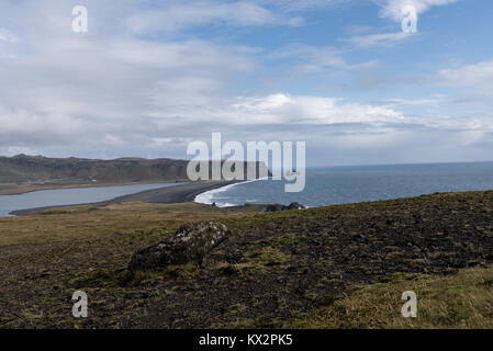 Schwarzer Strand, Felsen und Wasser Stockfoto