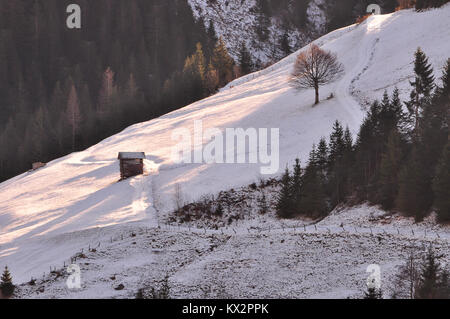 Winterlandschaft im Dorf Großarl, Österreichische Alpen. Stockfoto