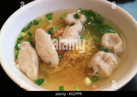 Suppe ei Nudeln mit Fisch Kugeln, einer der bekanntesten Thai Street Food Stockfoto