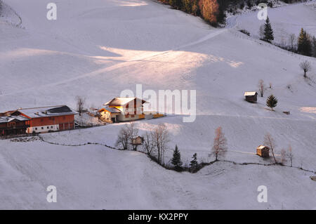 Winterlandschaft im Dorf Großarl, Österreichische Alpen. Stockfoto