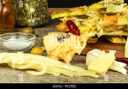 Selbstgemachte salzige Sticks mit Käse und Paprika Gewürze. Erfrischungen für Gäste Stockfoto