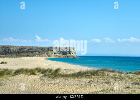 Breiten Strand in einem ägäische Insel der Türkei unter azurblauem Himmel Stockfoto