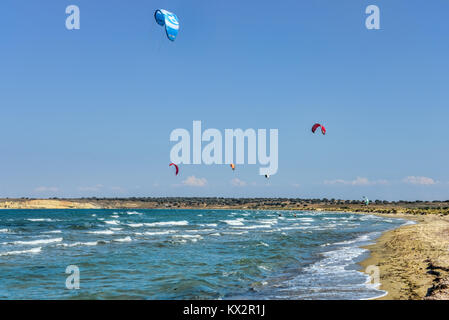 Kite Surfer in einem windigen Bucht n Eine ägäische Insel der Türkei unter azurblauem Himmel Stockfoto