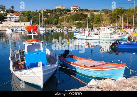 Alte hölzerne Fischerboote in Tsilivi Stadt vertäut. Zakynthos. Griechische Insel im Ionischen Meer Stockfoto