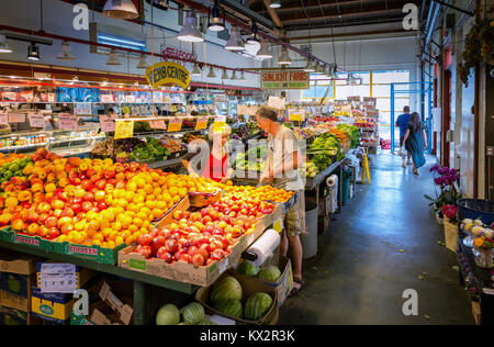 Obst und Gemüse für den Verkauf zu Granville Island Public Market, Vancouver, BC, Kanada Stockfoto