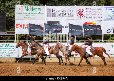 Cowgirls mit Dodge Fahnen bei der Eröffnung eines Rodeo, Philomath Frolic & Rodeo, Oregon, USA Stockfoto