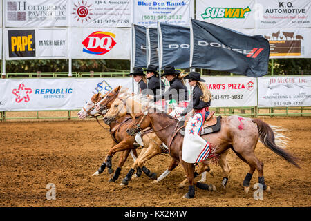 Cowgirls mit Dodge Fahnen bei der Eröffnung eines Rodeo, Philomath Frolic & Rodeo, Oregon, USA Stockfoto