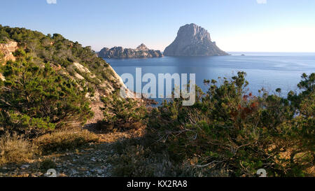 Malerische Aussicht auf die geheimnisvolle Insel Es Vedra. Insel Ibiza, Balearen. Spanien Stockfoto