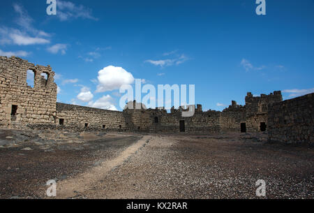 Wüste schloss Qasr al-azraq in der östlichen Jordanien im Rahmen klarer blauer Himmel Stockfoto