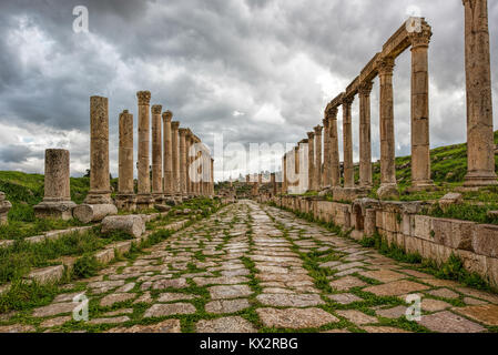 Eine collonade Straße in der antiken Stadt Gerasa nach einem Sturm mit dunkelgrauen Wolken Stockfoto