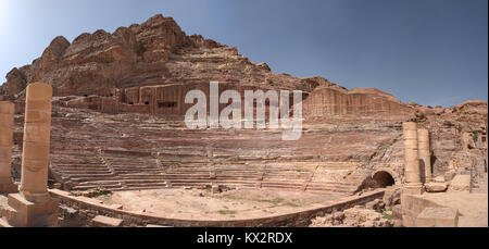 Panoramablick auf das Römische Theater in die antike Stadt Petra in Jordanien Stockfoto