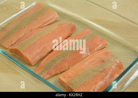 Roher Lachs Fischfilets auf Glas Auflaufform in der Vorbereitung für die Kasserolle Stockfoto