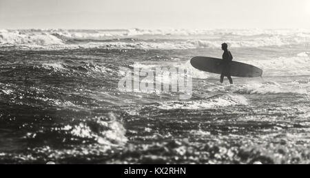 Surfer auf einem Meer Strand. Silhouette der Surfer Stockfoto