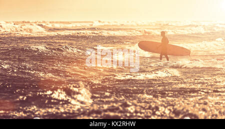 Surfer auf einem Meer Strand. Silhouette der Surfer Stockfoto