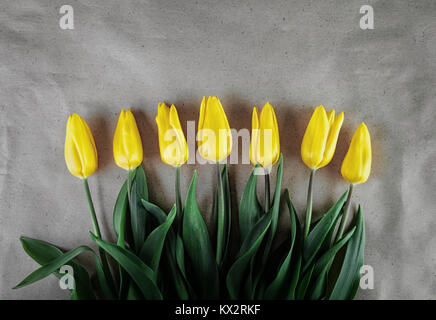 Gelbe Tulpen auf Kraftpapier Stockfoto