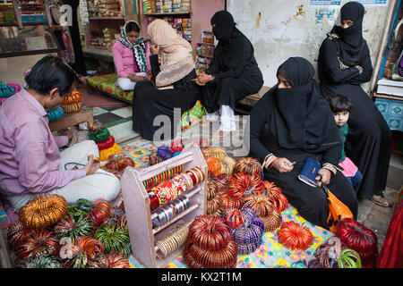 Muslimische Frauen Armreifen kaufen im Basar in Faisabad Stockfoto