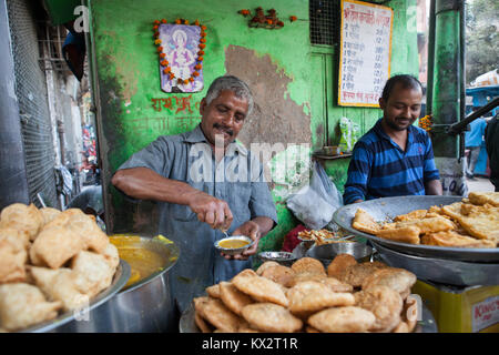 Den Hersteller eine Platte der kachori zu einem Essen Hotel in der Altstadt von Delhi, Indien Stockfoto