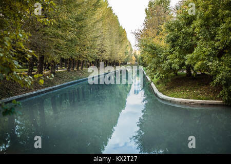 Gärten in den alten ausgetrockneten Flussbett des Turia Flusses Reflexion der Bäume in die künstliche Wasser Stockfoto