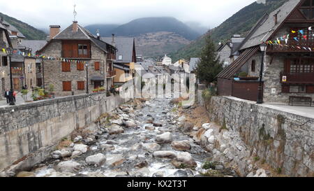 Arriu Nere (Black River) an seinem Pass für Vielha in einem Sommertag. Aran Tal, Lleida, Katalonien, Spanien Stockfoto