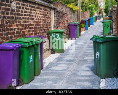 Eine Reihe von Wheelie Bins in einer Gasse in einer britischen Stadt Stockfoto